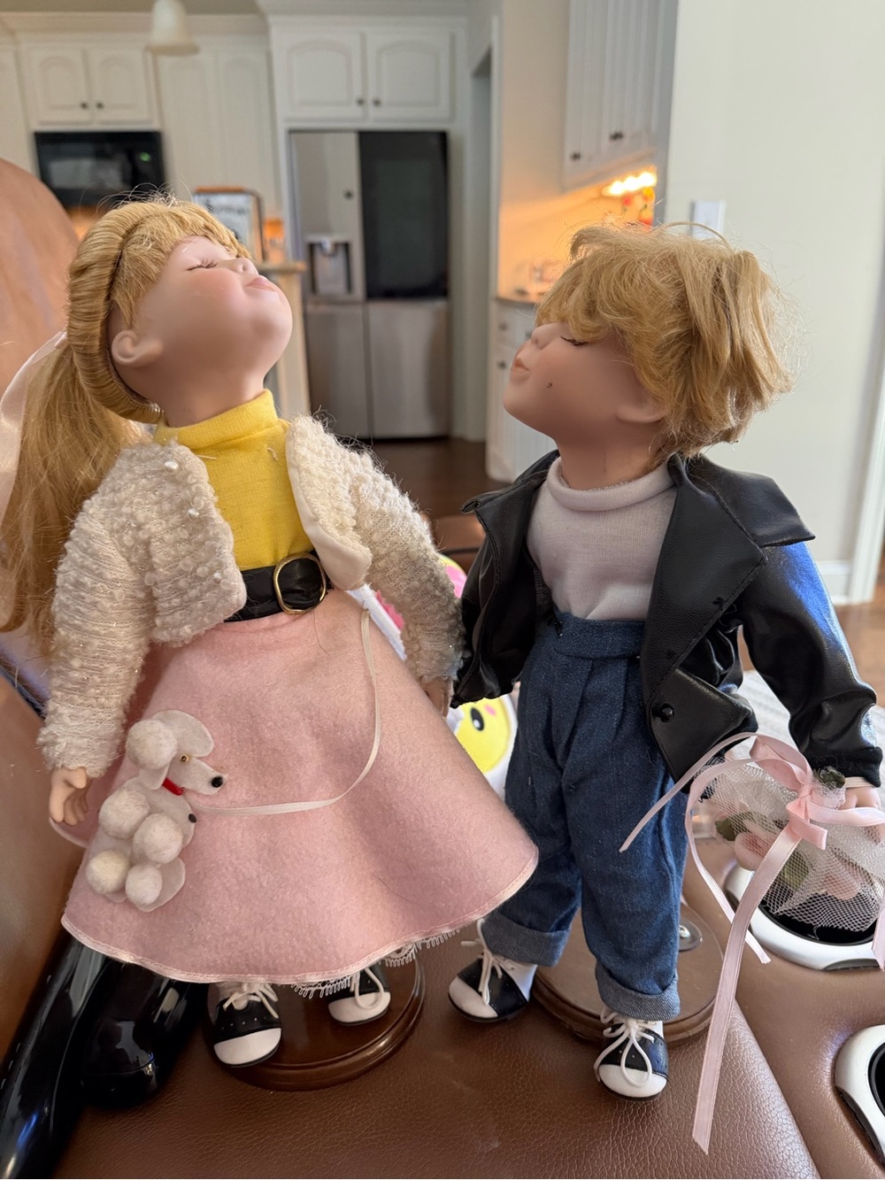 Geppeddo Johnny & Suzy Kissing 14-14.5” Porcelain Dolls set 1950s w/stands